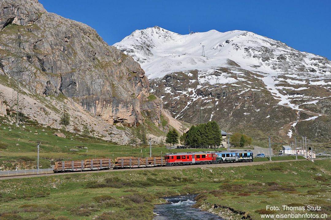 2 ABe 4/4 III mit 2 Holzwagen
