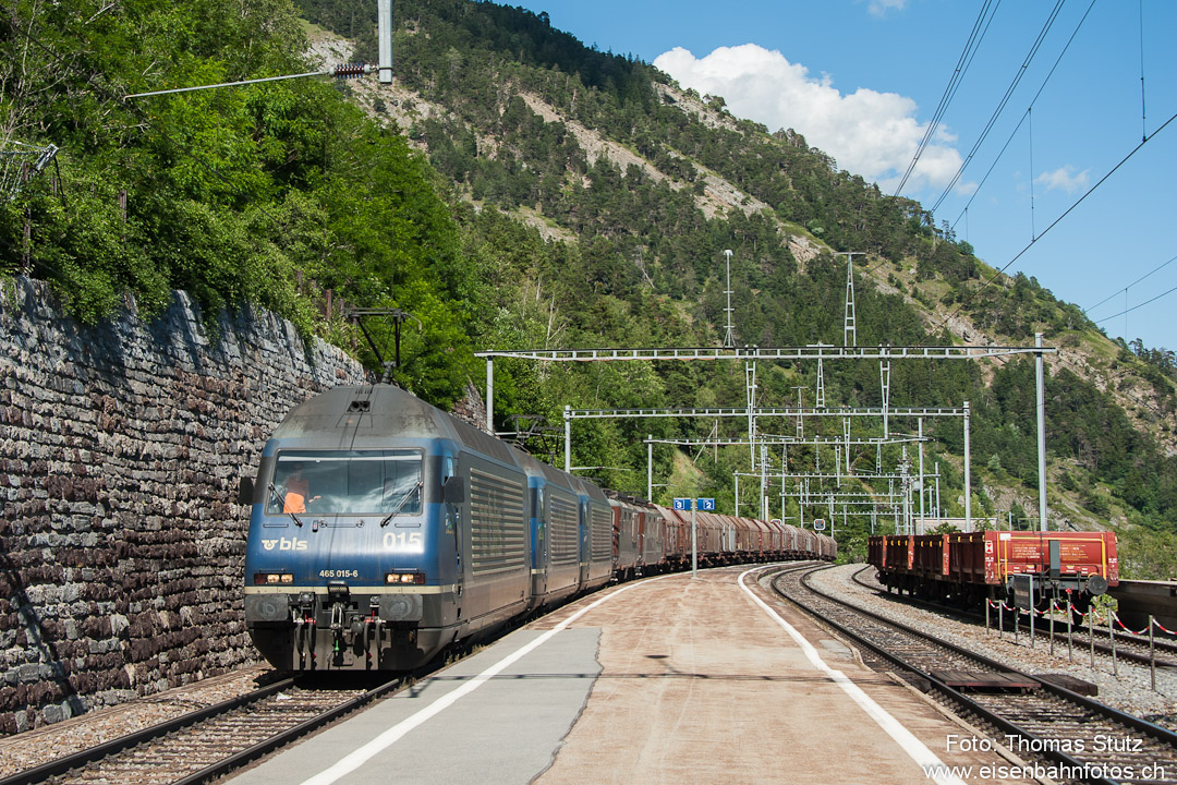 abgeschleppter Güterzug
Gleich 3 Re 465 holen einen mit 2 Re 4/4 geführten, kurz vor Hohtenn stehengebliebenen Güterzug in den Bahnhof.
