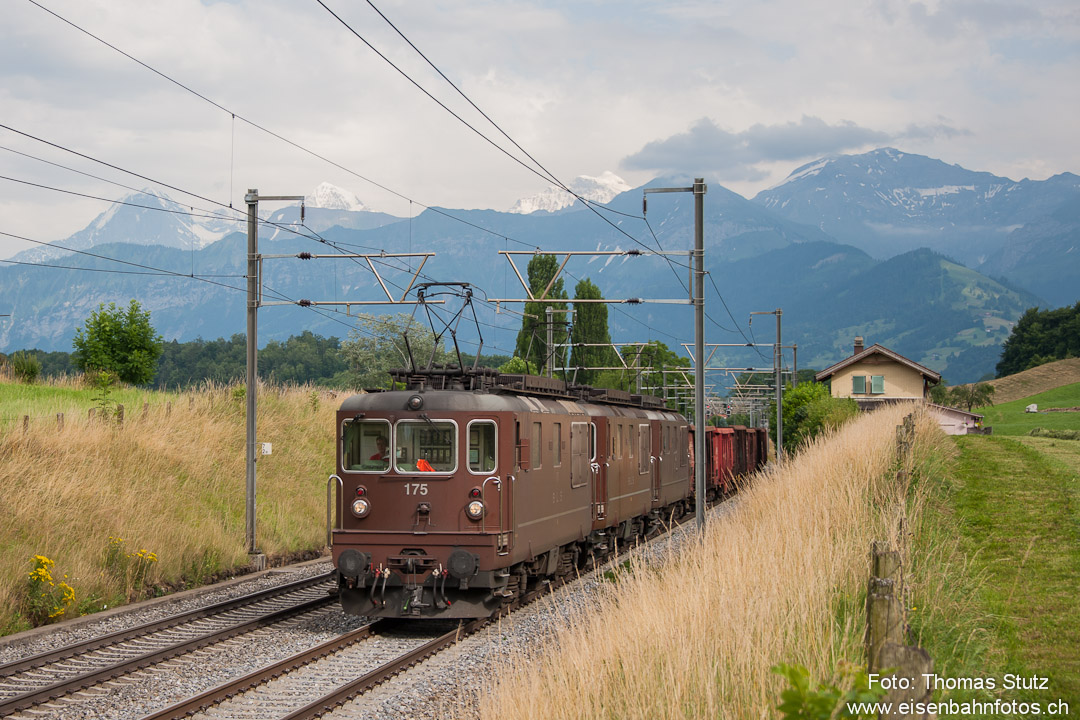 3 Re 4/4 mit Güterzug
