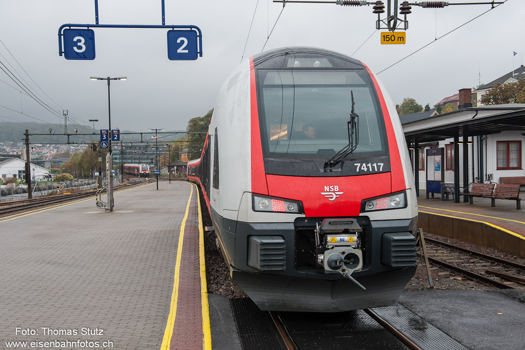 BM 74 in Larvik
Während links der BM 74-16 aus Skien einfährt, steht rechts der BM 74-17 bereit, um am Schluss beigestellt zu werden.
