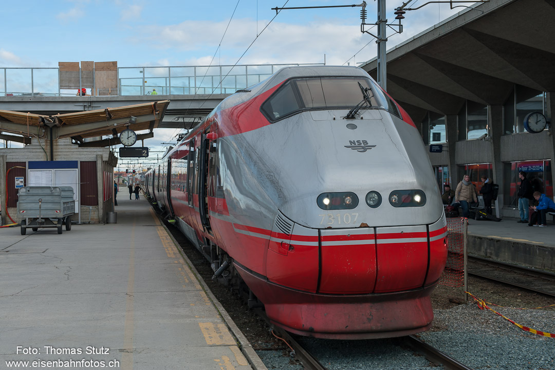BM 73 in Trondheim
Ein vierteiliger BM 73 steht als Nachmittagszug bereit zur Abfahrt nach Oslo.
Im Hintergrund ist die neue Passerelle sichtbar, die inzwischen bereits in Betrieb ist und den Weg zum Hafen verkürzt.
