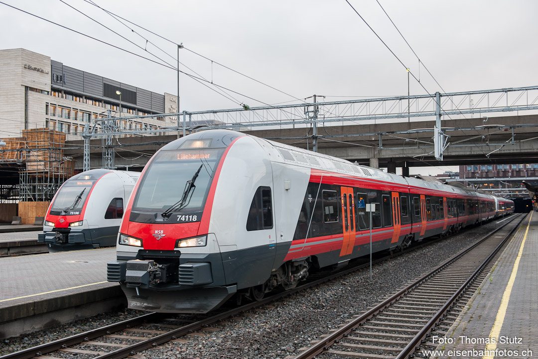 BM 75 und BM 74 in Oslo
Während BM 74-18 und 74-19 auf die Abfahrt nach Lillehammer warten, fährt links überraschend der BM 75-06 auf einer Testfahrt ein.

