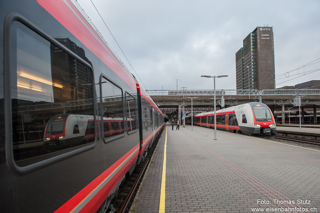 viele FLIRT
Im BM 75-06 (links) spiegelt sich der abfahrbereite Zug nach Lillehammer, während ganz rechts der Gegenzug nach Larvik (ebenfalls 2 BM 74) eingefahren ist.
