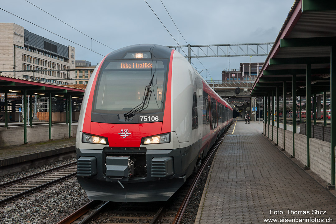 BM 75 106
Während schon viele Züge der Reihe BM 74 (für Fernverkehr) im Einsatz stehen, finden bei den BM 75 (für S-Bahn) noch Testfahrten statt.
Der BM 75-06 hat zusammen mit BM 75-05 am 25. September die Schweiz verlassen und begegnete mir bereits am 3. und 4. Oktober auf Testfahrten.
