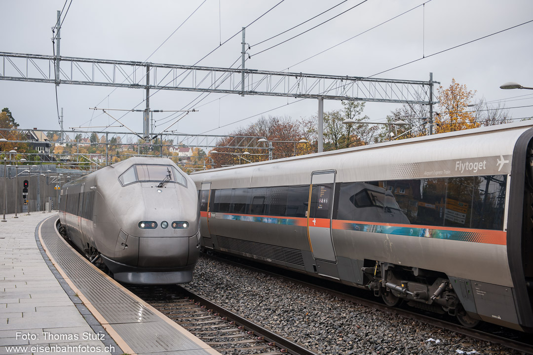 Flytoget-Begegnung
Auf der Strecke Drammen - Oslo - Gardermoen (Flughafen) verkehren "Flytoget" im 20 Min-Takt (Oslo - Gardermoen 10 Min-Takt).

