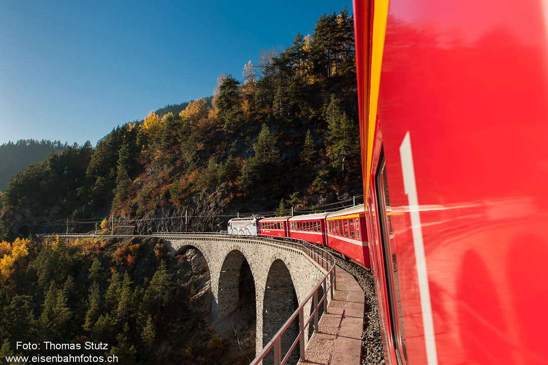 auf dem Landwasserviadukt
Dank passender Lok und Spiegelung im Wagen ist das Landwasserviadukt gleich mehrfach zu sehen.
