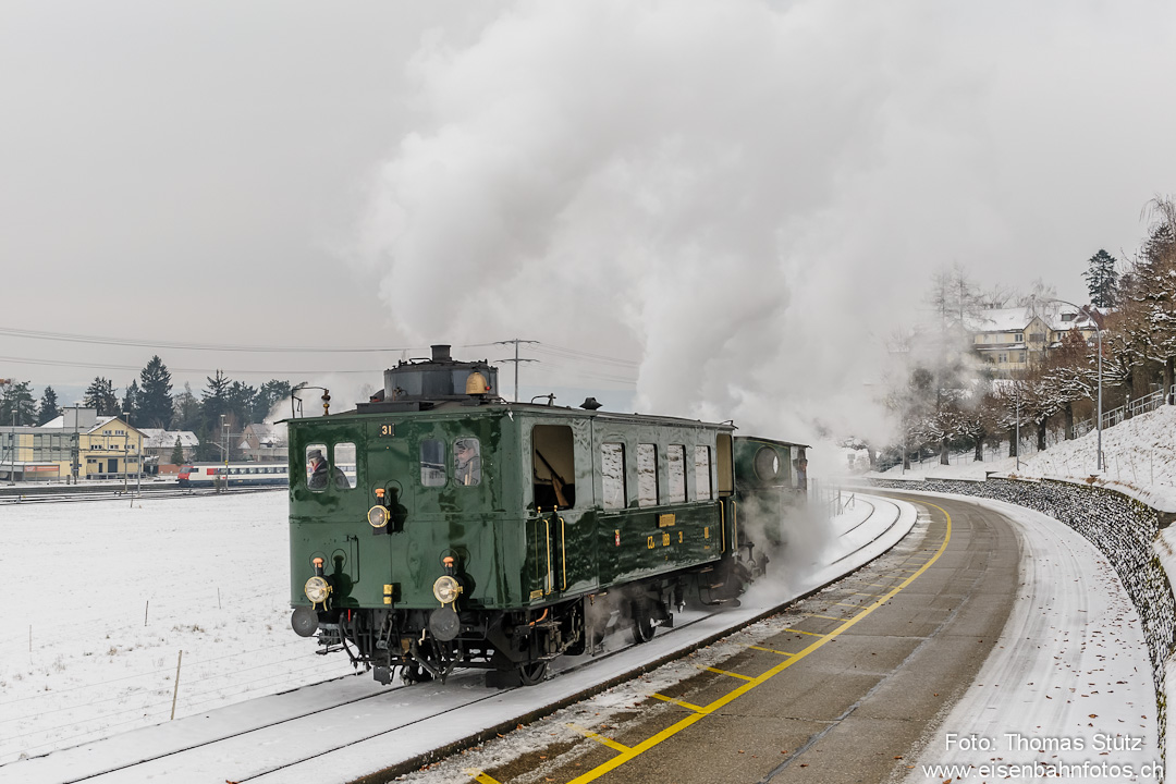 alt und modern in Rheinfelden
Während der Dampftriebwagen bald das Feldschlösschen-Areal erreicht hat, wartet unten im Bahnhof ein IR auf die Abfahrt nach Basel.
