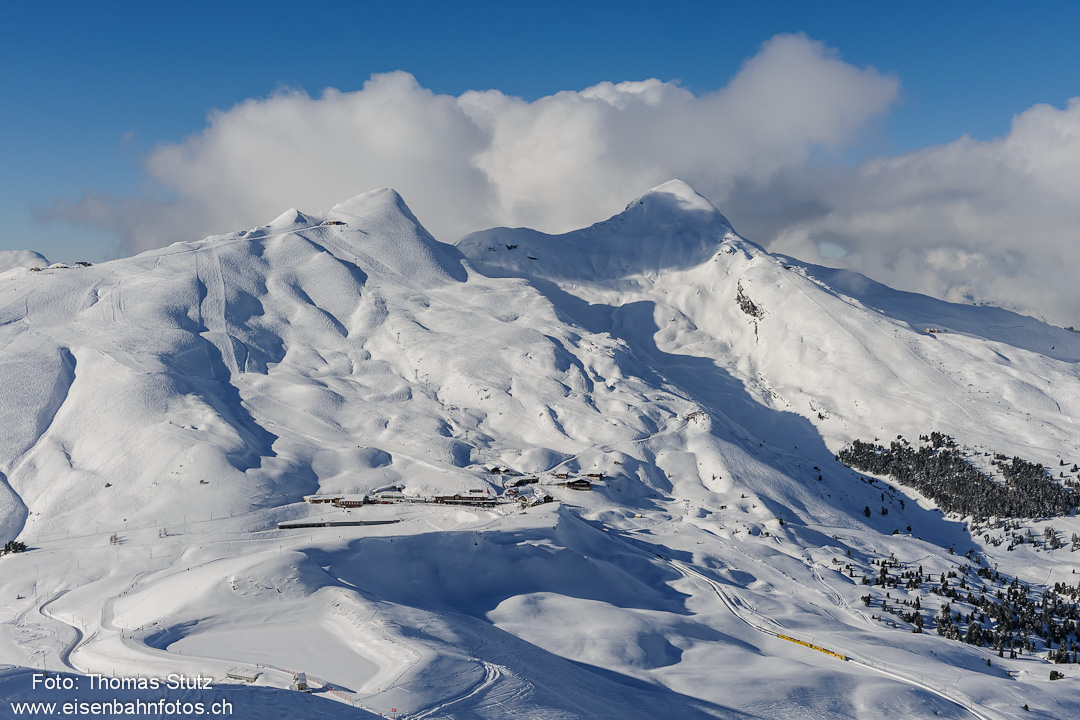 Kleine Scheidegg
Blick auf die Kleine Scheidegg, rechts befindet sich ein Zug auf der Talfahrt nach Grindelwald.
