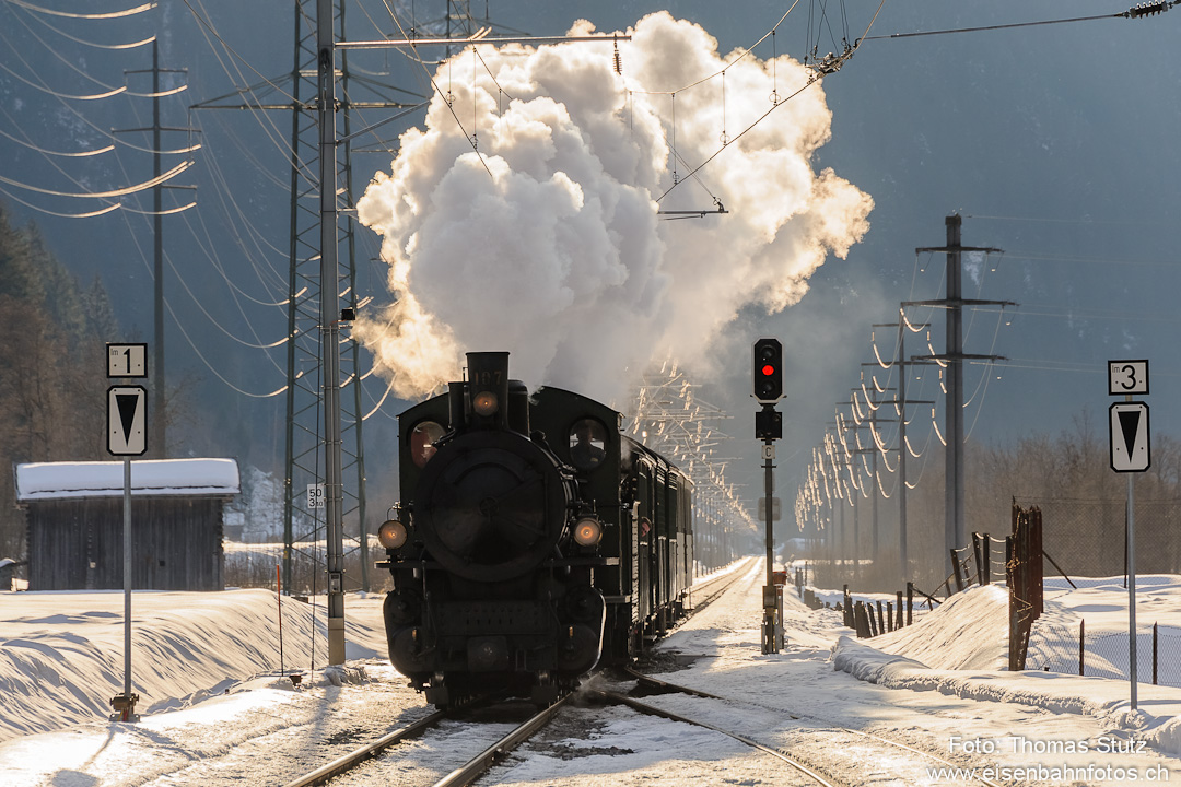 Dampfzug im abendlichen Gegenlicht

