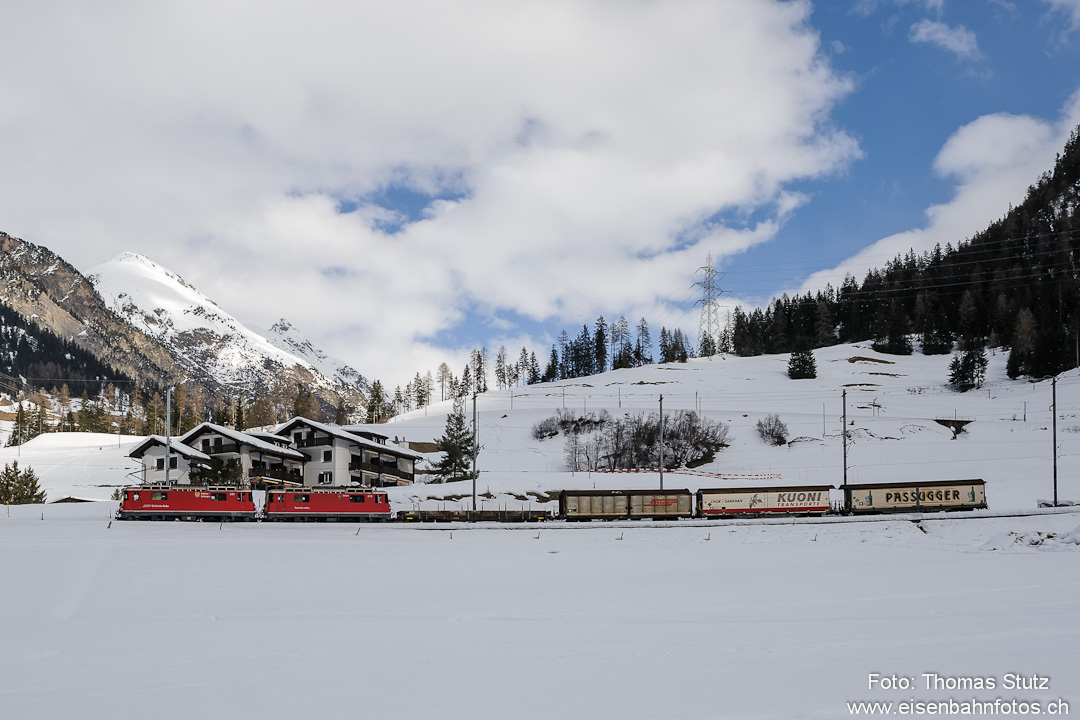 2 Ge 4/4 II mit Güterzug
