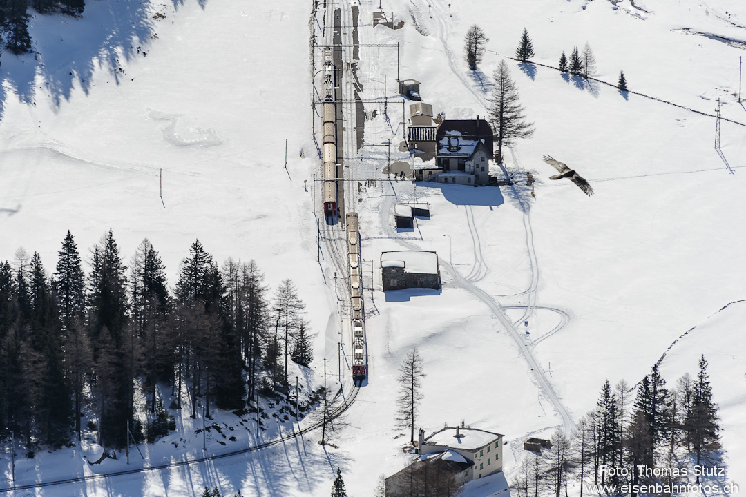 Vogelperspektive
Kreuzung in Cavaglia - so wie sie auch der durch das Bild fliegende Vogel sieht ...
