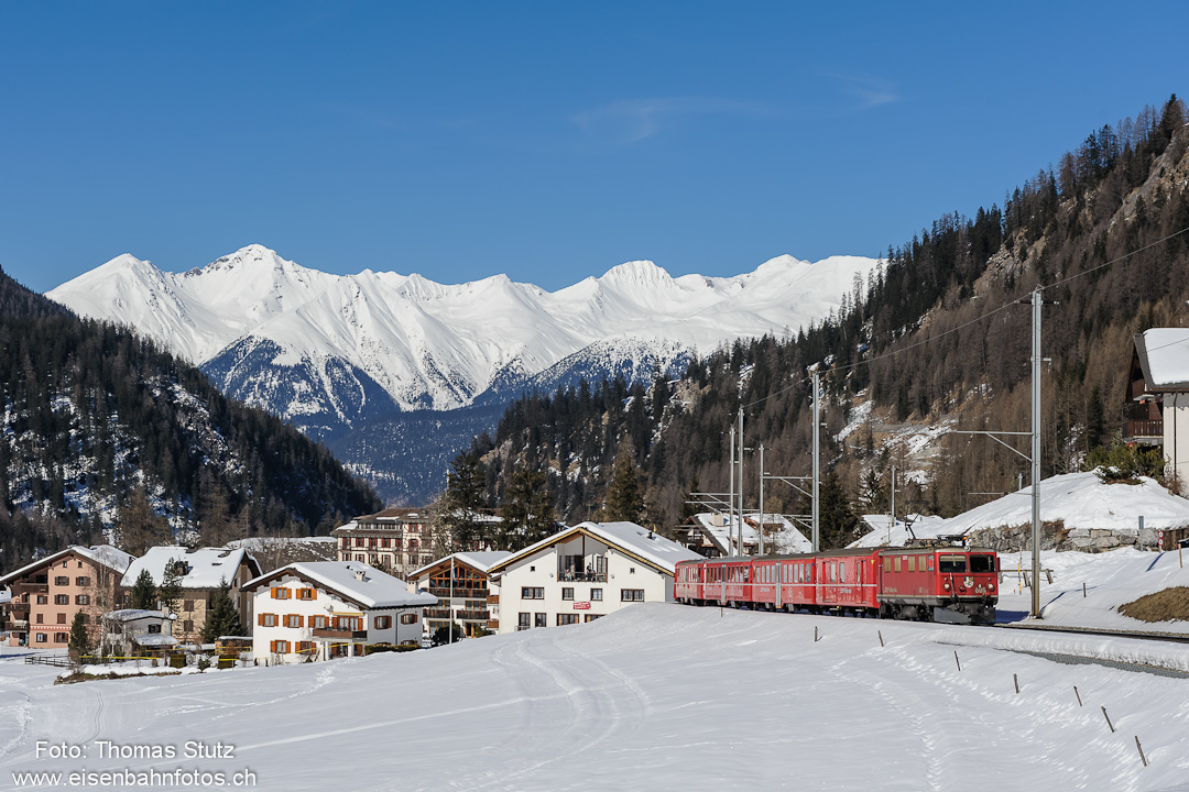 Schlittelzug mit Bergpanorama
