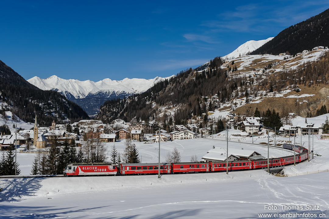 Glacier-Express-Lok mit RE nach St. Moritz
