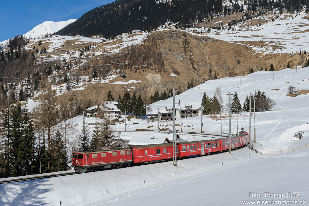 Schlittelzug mit Blick auf Latsch

