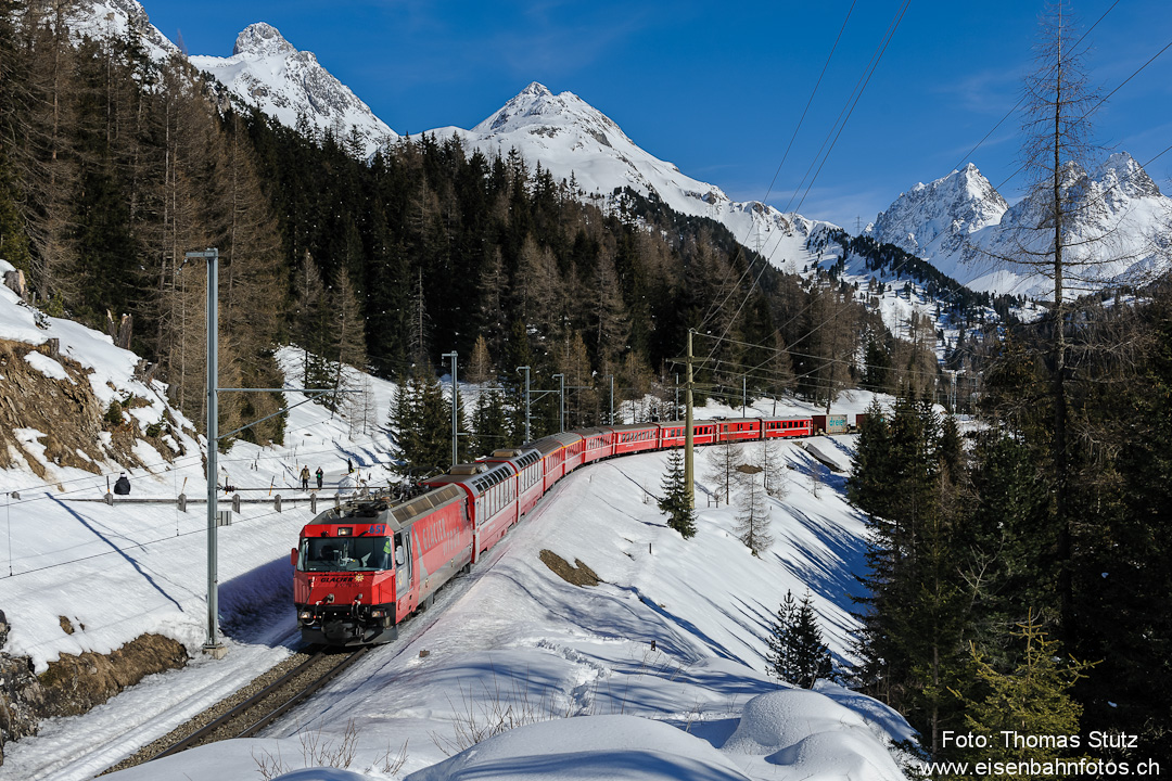 RE nach Chur mit Güterwagen
