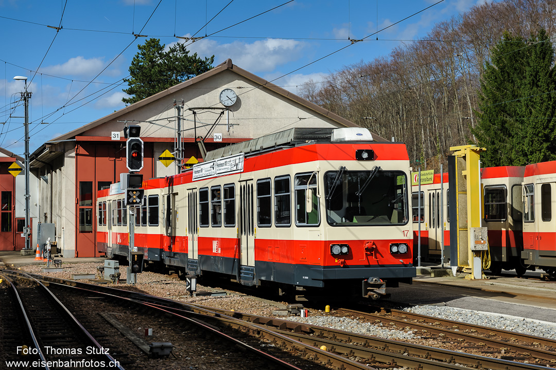 BDe 4/4 17 in Waldenburg
Der BDe 4/4 17 "Waldenburg" ist mit LED-Scheinwerfern ausgerüstet und hat neue Fenster erhalten.
Frisch gewaschen wartet er auf den nächsten Einsatz.
