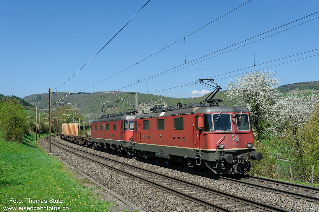 rote Re 10/10 mit Containerzug
