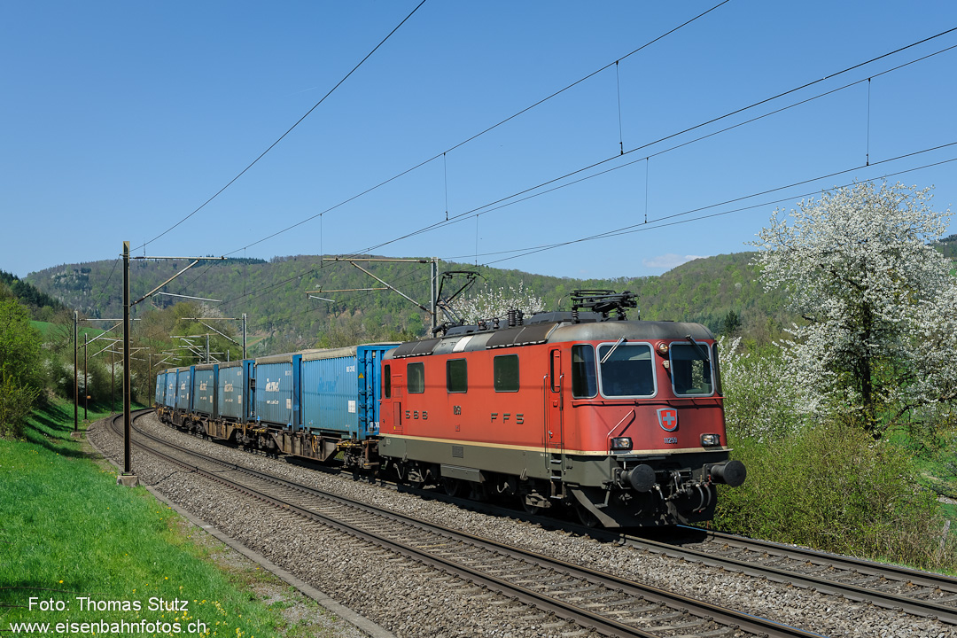 Re 4/4 II mit Rexwal-Containern
