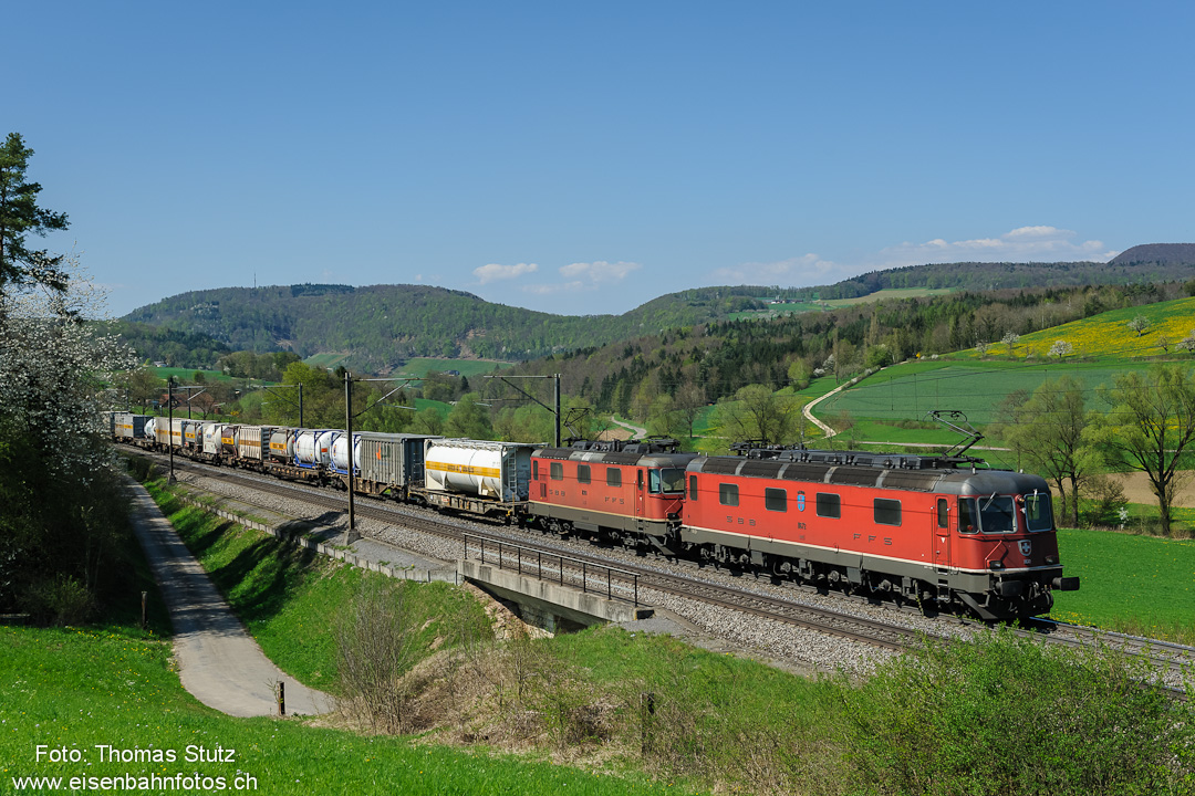 Re 10/10 mit Containerzug
