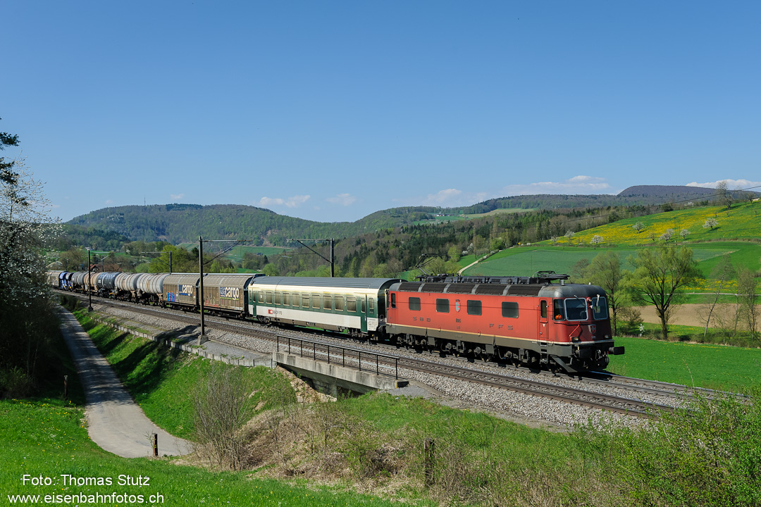 Re 6/6 mit GmP?
Nein, der Wagen an der Spitze wird nur mit einem Güterzug überführt.
