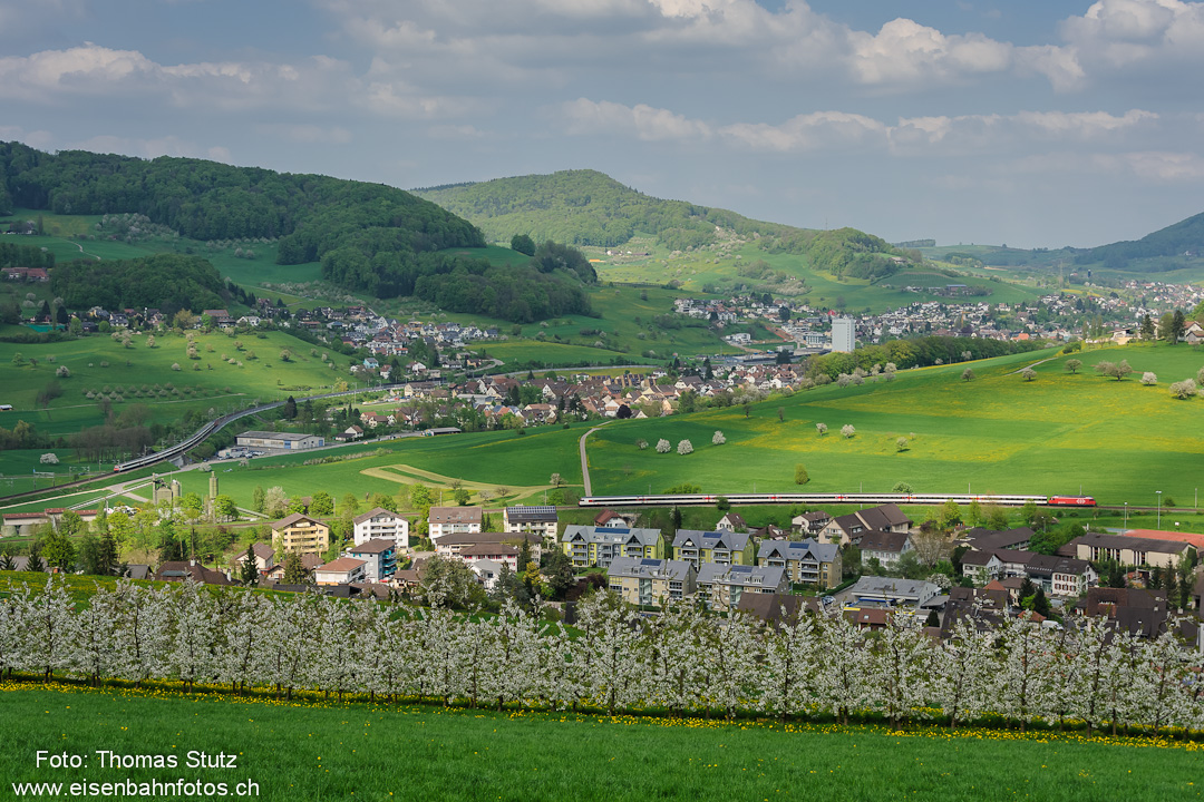 2 Züge Richtung Basel
Während im Vordergrund der via Läufelfingen umgeleitete IR den nächsten Halt Sissach bald erreicht,
nähert sich von Gelterkinden der (wegen der Sperrung der Neubaustrecke) verspätete IC aus Bern.
