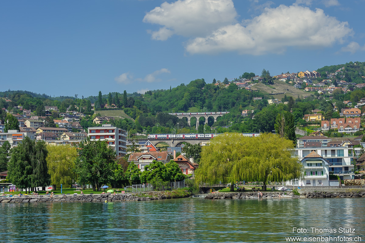 Begegnung zweier RV-Dosto
Während auf dem oberen Viadukt ein RE Richtung Palézieux unterwegs ist, fährt unten ein RE von Vevey Richtung Genève.
