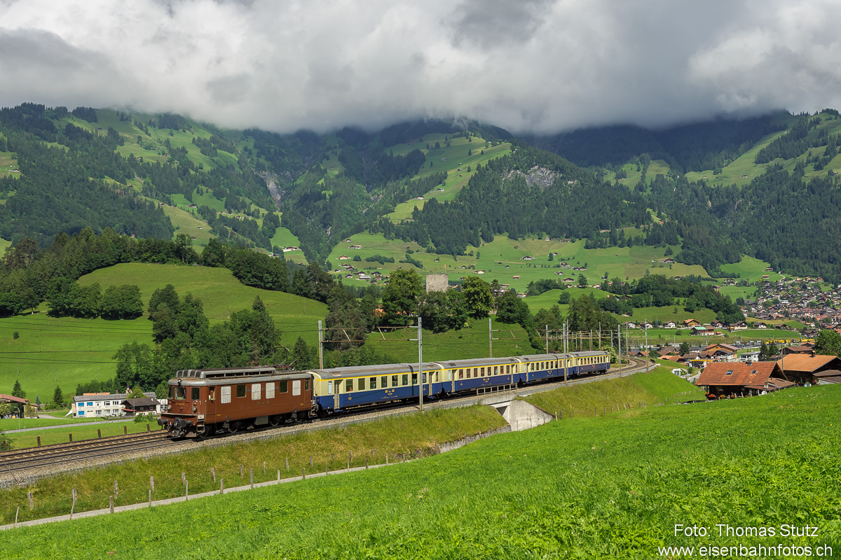 Ae 4/4 mit Einheitswagen
