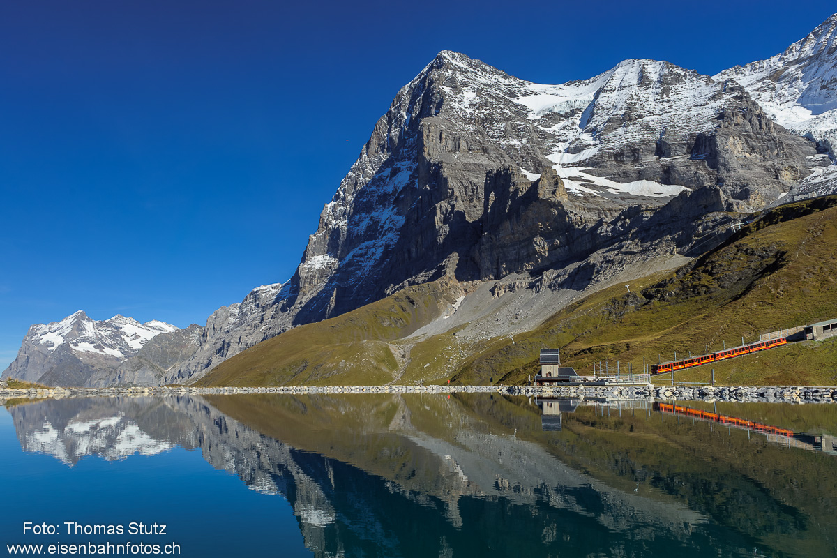 Spiegelungen im Wasser
