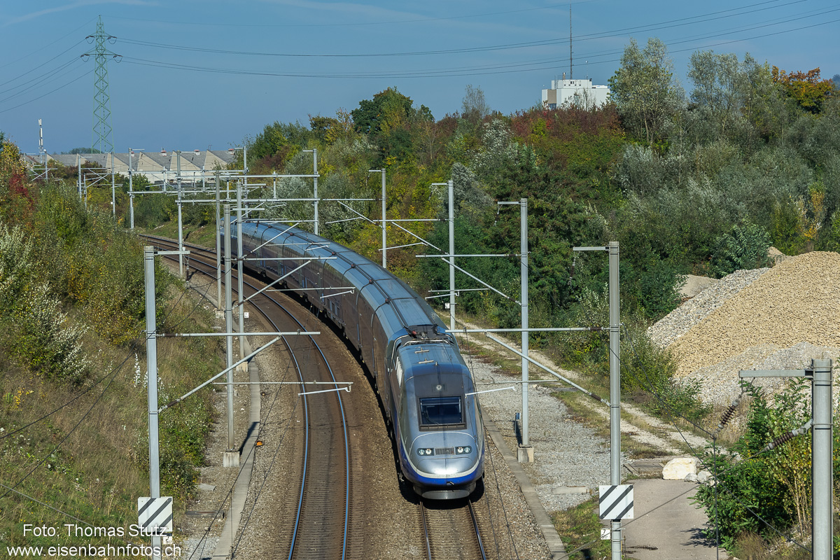 TGV vor der Tunneleinfahrt
