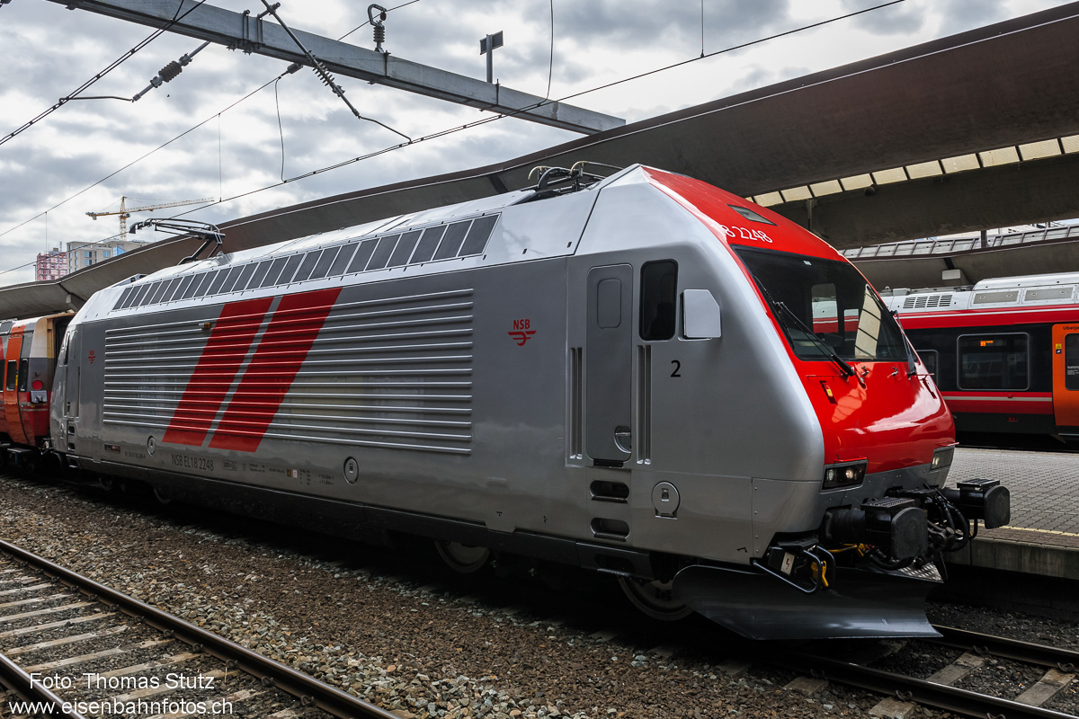 2. Lok mit neuem Anstrich
