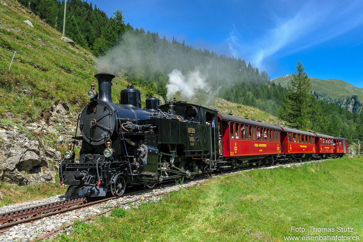 Dampflok 9 mit rotem Zug
