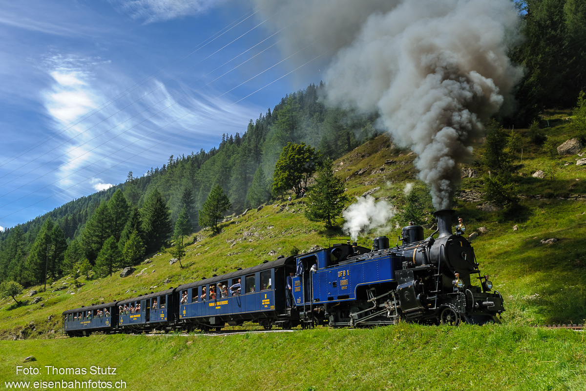 Dampflok 1 mit blauem Zug
