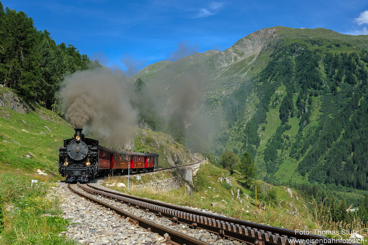 Dampflok 9 mit rotem Zug
