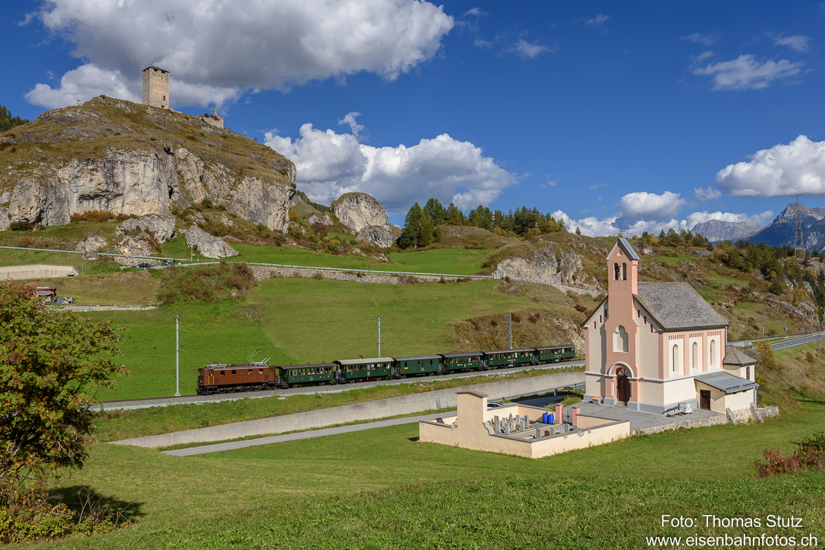 Einfahrt Ge 4/6 mit Nostalgiezug
