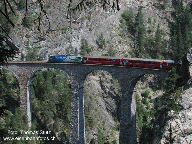 Landwasserviadukt aus anderer Perspektive
Schnellzug auf dem Landwasserviadukt, einmal aus etwas anderer Perspektive.

