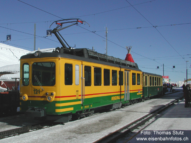 WAB "traditionell"
Ein "traditioneller" Zug der Wengernalpbahn. Der modernisierte BDeh 4/4 121 mit einem altem Steuerwagen und (kaum sichtbar) dem obligatorischen Güterwagen für die Wintersportgeräte wird die Kleine Scheidegg ebenfalls in Kürze Richtung Lauterbrunnen verlassen.
