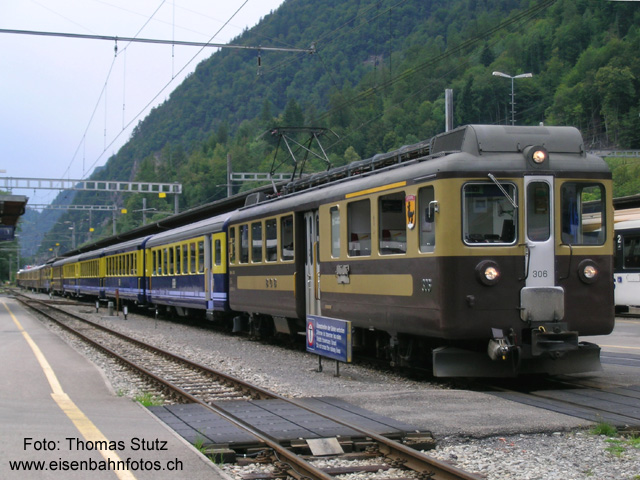 BOB - alt und neu gemischt
Immer mehr Fahrzeuge der BOB sind im neuen Anstrich unterwegs. Hier ist beim vorderen Zug nach Lauterbrunnen der Triebwagen im alten Anstrich, dafür die Wagen (mit Ausnahme des letzten) bereits im neuen, während der hintere Zug aus dem neuen Triebwagen 313 und alten Wagen besteht. Bis Zweilütschinen werden die Züge wie üblich gemeinsam geführt.
