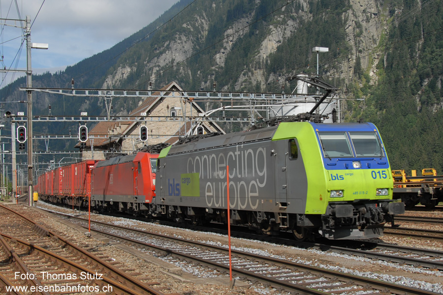 BLS + DB
Am Gotthard eher selten anzutreffen sind die Re 485 der BLS. Hat man da an diesem Tag etwas "nachgeholfen" für die Fotografen?
