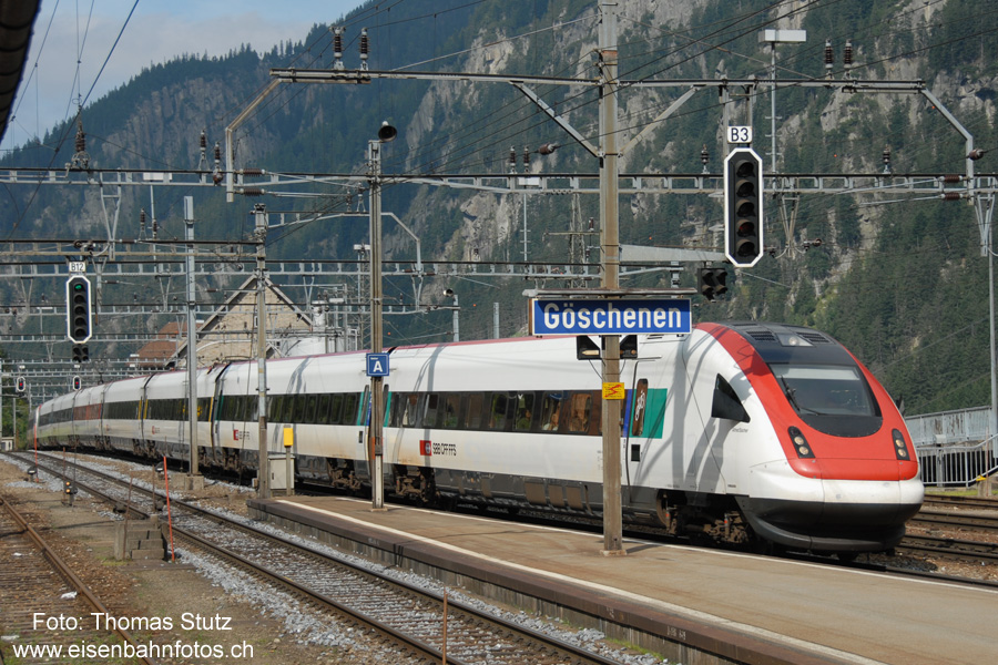 ICN in Göschenen
Durchfahrt einer der Extrazüge, die ohne Halt von Erstfeld nach Biasca fuhren.
