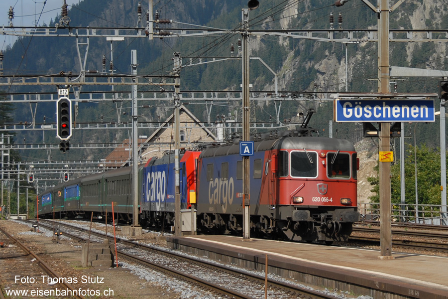 verspäteter Extrazug
Dieser Extrazug mit einer Re 484 wäre eigentlich noch fällig gewesen, während ich mich in der Wattingerkurve befand. Da dort die nachfolgenden Züge auf dem rechten statt linken Gleis fuhren, war zu befürchten, dass dieser Zug steckengeblieben war. Und tatsächlich, mit einer guten Stunde Verspätung tauchte er schliesslich in Göschenen auf, abgeschleppt von einer Re 6/6. Der Zug hielt dann ausserordentlich in Göschenen an, damit eine Gruppe aussteigen konnte (damit sie ihre Rückfahrt nicht verpasste). So eine Chance lässt man sich als Fotograf nicht entgehen ...
