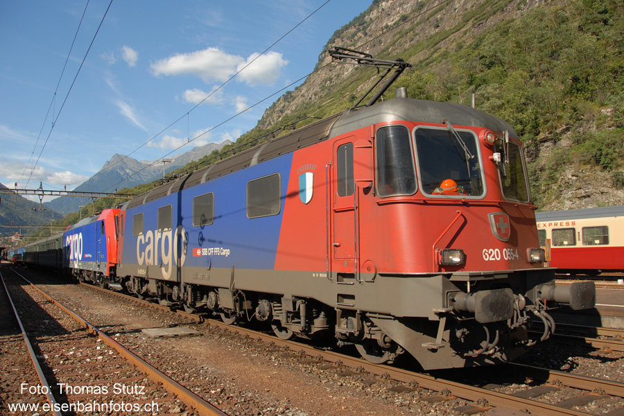 Extrazug in Biasca
Durch den Extrahalt in Göschenen bot sich natürlich die Gelegenheit, den Zug mit der seltenen Lokkombination nochmals in Biasca zu fotografieren. Infolge der Verspätung endete er in Biasca (bzw. fuhr als Leermaterialzug weiter, um noch vor Bellinzona wieder auf den Gegenzug zu wenden). Während der Fahrt nach Biasca wurde der Dampfzug mit der C 5/6 in Bodio überholt, so dass es unplanmässig auch noch zu Fotos der Ankunft dieses Zuges in Biasca reichen sollte.
