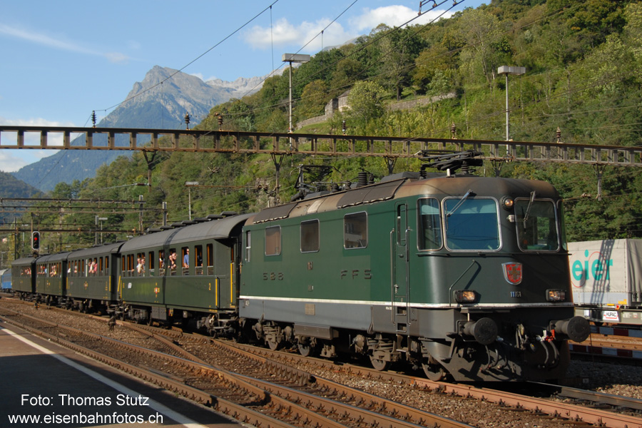 Einfahrt "Dampfzug"
In Bodio wurde beim Dampfzug ein Lokwechsel vorgenommen. Die grüne Re 4/4 II übernahm die Wagen, um mit diesen (mit Halt in Biasca) nach Bellinzona zu fahren. Die C 5/6 fuhr anschliessend als Lokzug nach Biasca, wo sie direkt in die Lokausstellung einfuhr. Da in Biasca nur 2 Durchgangsgleise für den Zugsverkehr frei waren, war der Lokwechsel in Biasca nicht möglich.

