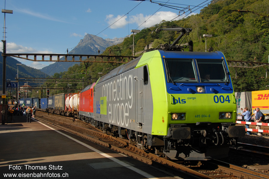 BLS + DB zum Zweiten
Wer da noch an Zufälle glauben will: kurz nach dem ersten Güterzug mit der 485/185-Doppeltraktion, folgte ein zweiter ...
