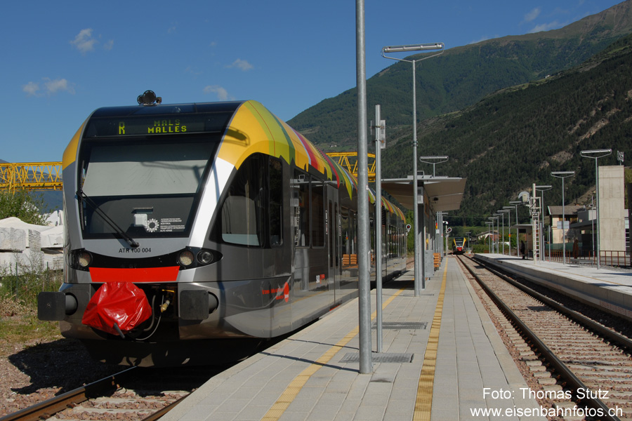 Kreuzungshalt in Laas
Am Morgen des zweiten Tages geht es mit der Vinschgerbahn nach Mals und zurück. Die Fahrzeiten sind relativ grosszügig
(für den Veloverlad), so dass es möglich ist, beim Kreuzungshalt auszusteigen und zu fotografieren.
