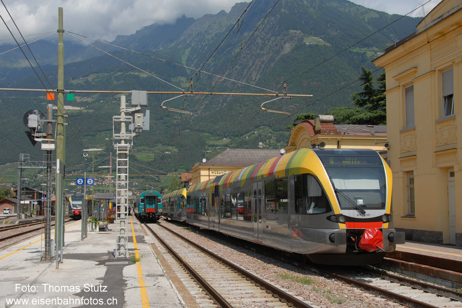 Vinschgerbahn und FS in Meran
Auch der Abschnitt Meran - Bozen wird teilweise von den Zügen der Vinschgerbahn befahren (direkte Züge Mals - Bozen),
die übrigen Züge fährt noch die FS. Inzwischen wurden aber mehrere FLIRT bestellt, die in Zukunft zum Einsatz kommen sollen.
