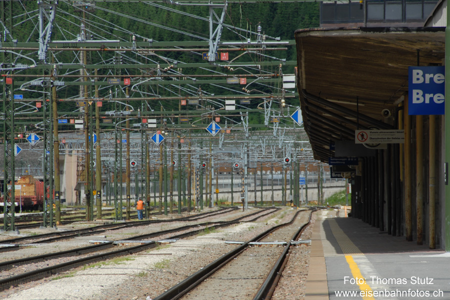 Berg- und Talfahrt im Bahnhof
In der Bahnhofsmitte senken sich die Gleise leicht. Da es ausserhalb des Bahnhofs beidseitig bergab geht,
ist dies eine gute Massnahme, um das Entlaufen von Wagen (bzw. Loks) zu verhindern.
