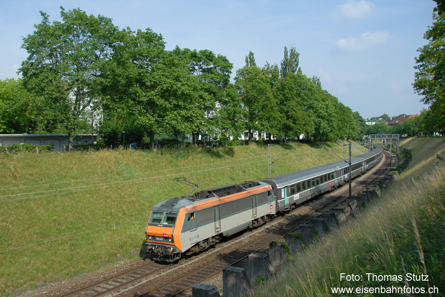 Corail Basel - Paris
An einem der letzten Verkehrstage hat der GL 1046 soeben den Bahnhof Basel SBB verlassen (im Hintergrund ist das Einfahrsignal zu sehen). Die BB 26000 wird in Mulhouse durch eine Diesellok abgelöst.
