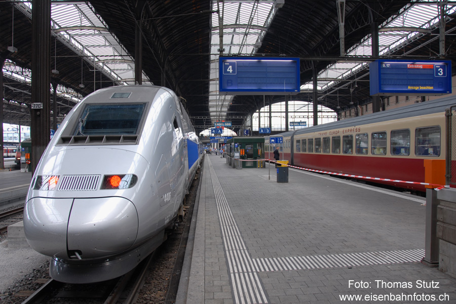 TGV + TEE
Aufgestellt wurde der TGV am gleichen Perron wie der TEE, so dass es kurz vor der Abfahrt noch für gemeinsame Fotos reichte.
