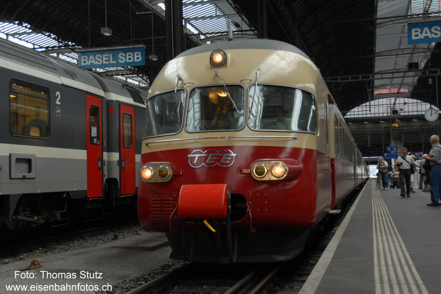 Rückkehr TEE
Nach der grossen Rundfahrt vom Morgen kehrte der TEE nach Basel zurück. Eingefahren wurde ins Gleis 5, in das zuvor bereits der TGV umgestellt worden war. Man sieht, da wurde bei der Planung auch an die Fotografen gedacht ...
