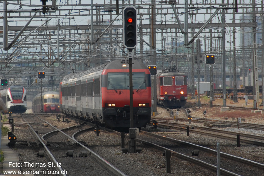 Viele Reisezüge in Muttenz
Von links nach rechts: S1 aus Laufenburg (einzelne Züge der S1 werden mit FLIRT geführt), im Hintergrund TEE auf dem in Fahrrichtung liegenden linken Gleis, IC 975 Basel SBB - Interlaken Ost auf dem mittleren Gleis an seinem letzten Verkehrstag (ab 10. Juni Ersatz durch EC 91 "Vauban" in neuer Fahrlage) und wartender Sonderzug aus Deutschland mit Crossrail-Lok.

